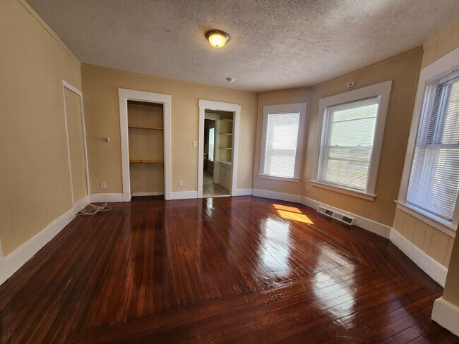 Building Photo - 395 Sherman Ave