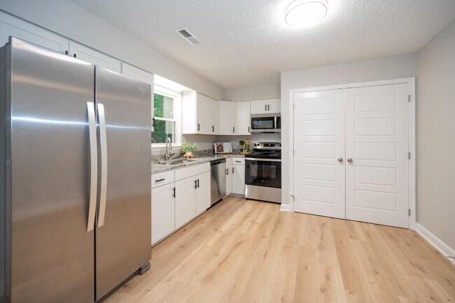 Building Photo - 691 Timberlake Dr