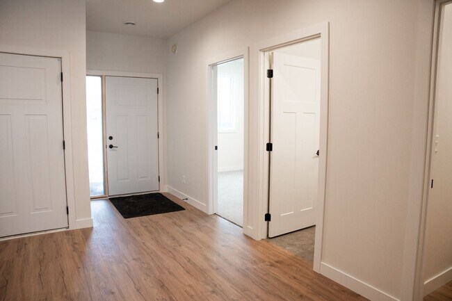 Building Photo - Modern 3 Bed / 2 Bath Twin Home — Stylish, Spacious, and No Backyard Neighbors!