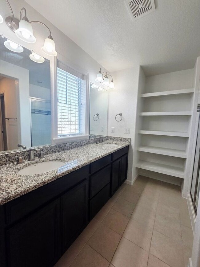 Building Photo - Cute Spacious Townhome in Prime Location | Move In Today- Save 50% OFF First Month's Rent!