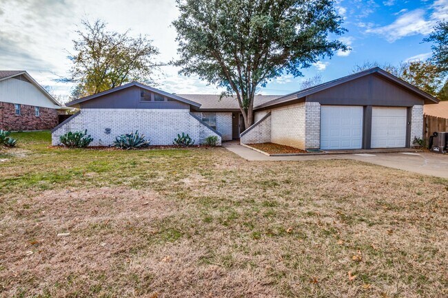 Building Photo - Stylish Home with Big Backyard in Prime Lo...