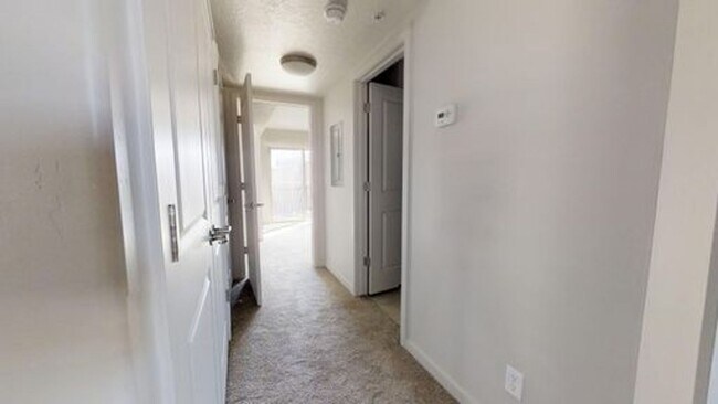 Building Photo - CONDO 2 BED 1 BATH BEHIND WINCO FOR RENT I...