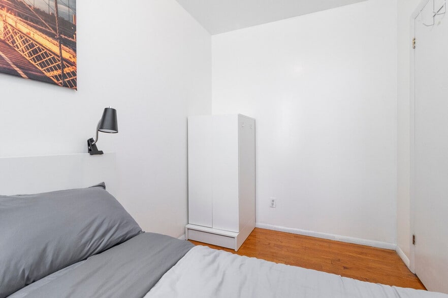 Building Photo - 316 E 96th St