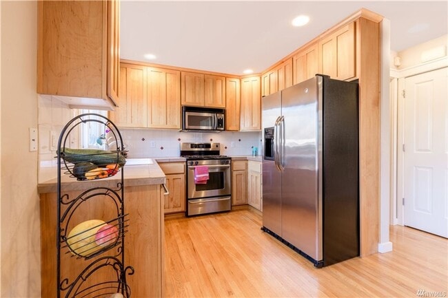Building Photo - 3 bd 3 bath townhouse close to SPU