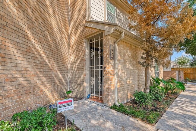 Building Photo - 1926 Augusta Dr