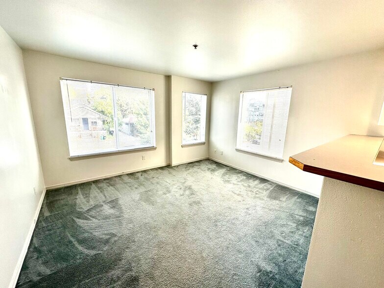 Living Room - 931 N 86th St
