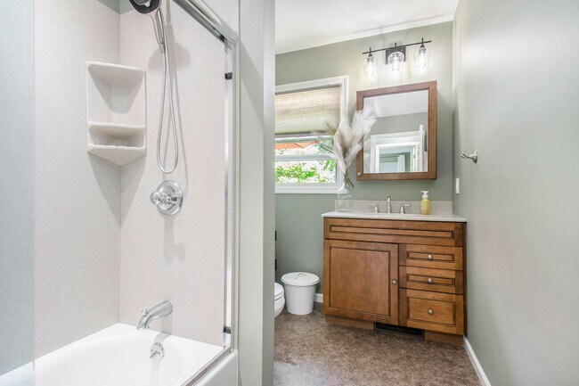 Building Photo - 6-8 months furnished 4 Bedroom 1.5 Bath