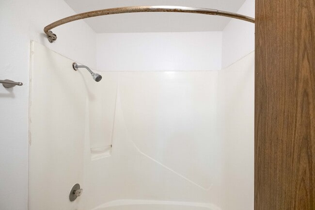 Building Photo - Beautiful 4 Bed, 2 Bath Townhouse with Lots of Closet Space and Laundry In Unit!