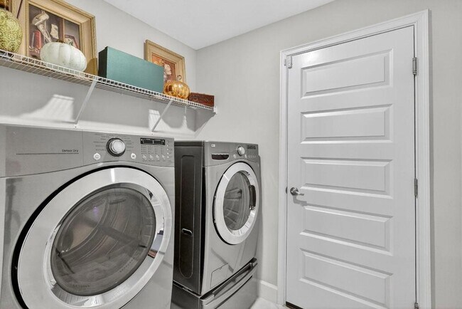 Building Photo - 8652 Waterstone Blvd