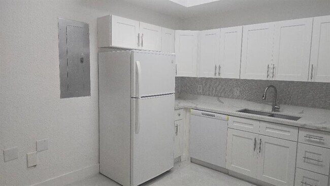 Building Photo - 2801 Riverside Dr