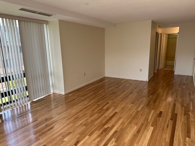 Building Photo - 402 Paradise Rd