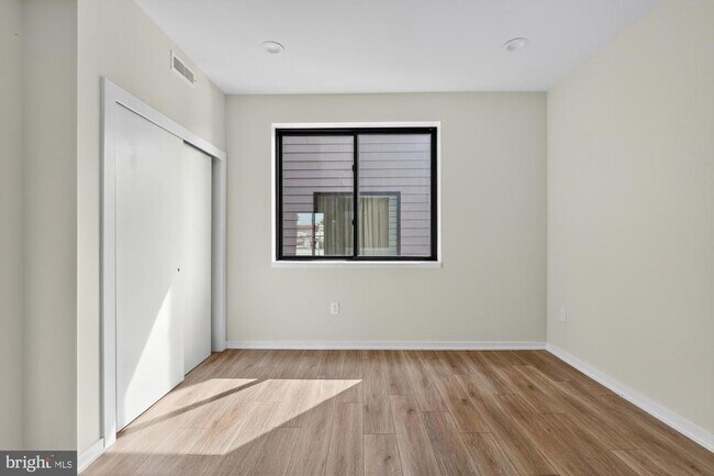 Building Photo - 381 Martin St