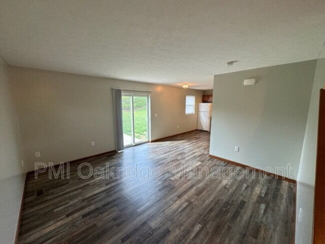 Building Photo - 729 Meadow Glen Ave