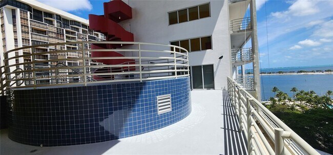 Building Photo - 2025 Brickell Ave