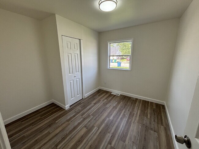 Building Photo - "Spacious 5-Bed Oasis with 2 Baths in Gary...