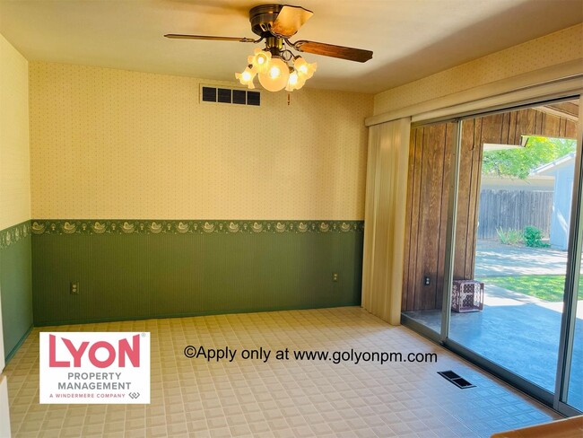 Building Photo - Darling, Spacious 3/2 House in Elk Grove w...