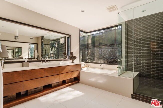 Building Photo - 15490 Milldale Dr