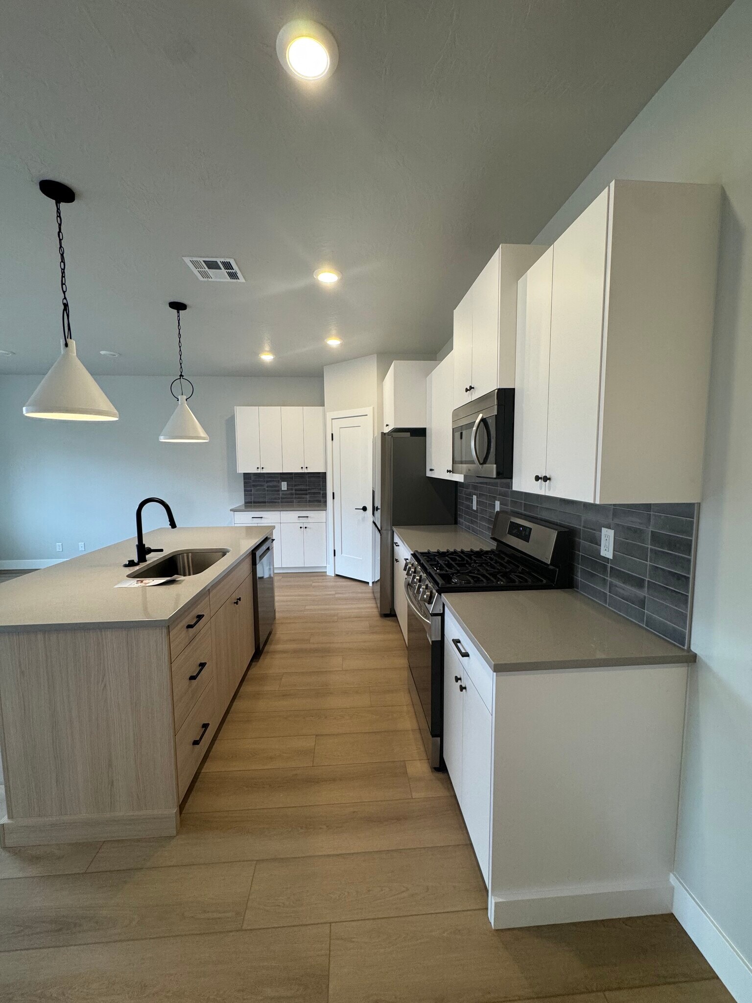 Building Photo - 3990 E Fossil Way