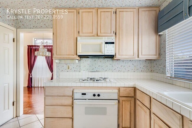 Building Photo - Luxurious Living in Gated Villa Del Mar Co...