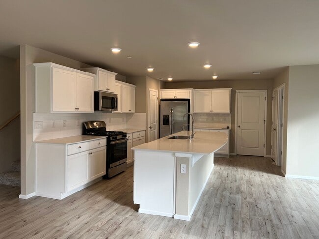 Building Photo - Beautiful 3 Bedroom Townhome in Dupont
