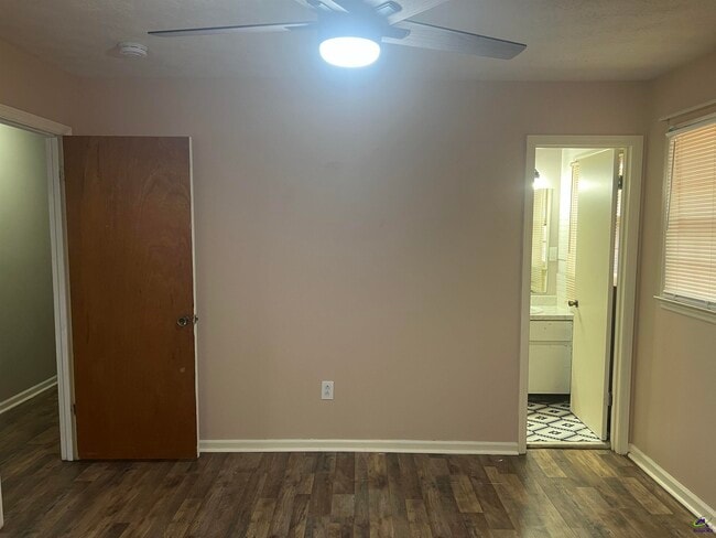 Building Photo - 409 Forest Lake Dr