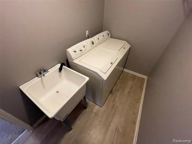 Building Photo - 8767 Hardwood Dr