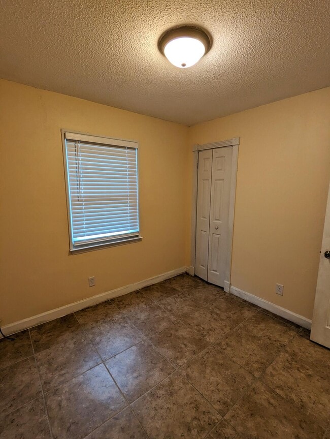 Building Photo - 1010 Pinetree Rd