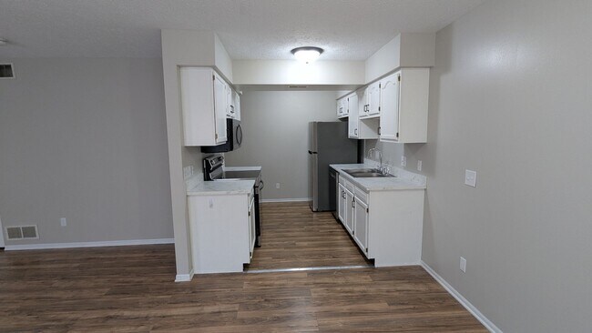 Building Photo - 873 Kerns Dr NE