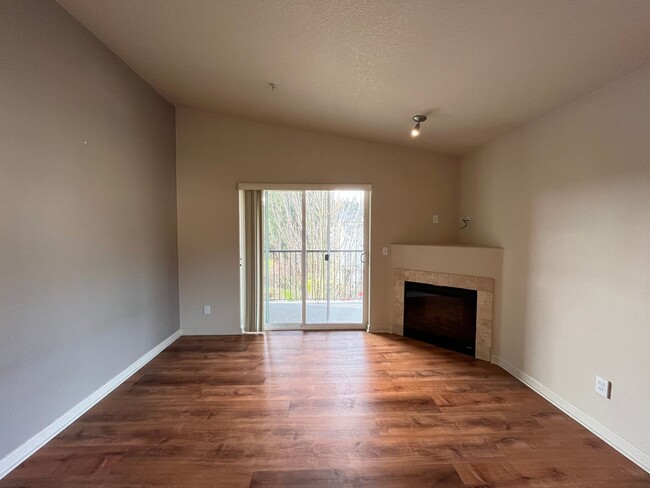 Building Photo - Spacious Hillsboro 2 Bed 2 Bath Condo - Ga...