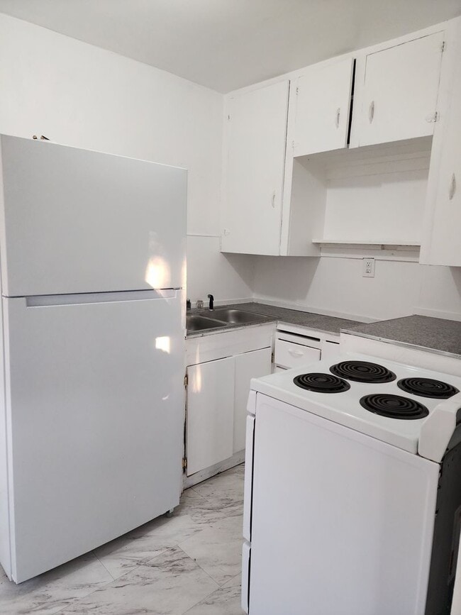 Building Photo - 1 bed 1 bath unit w/ shared laundry