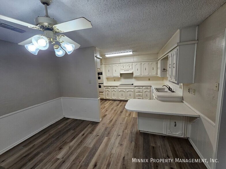 Building Photo - 6906 Elmwood Ave