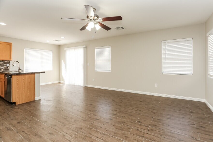 Building Photo - 10465 Armand Ave