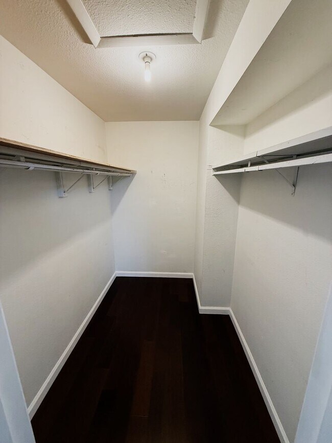 Building Photo - 1 Bed Condo in the heart of everything