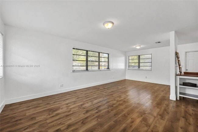 Building Photo - 500 NE 136th St
