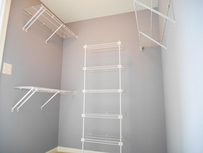 Building Photo - 5 Bedroom 2.5 Bathroom Home- Located in Fi...