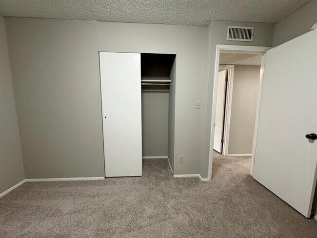 Building Photo - 9502 Quail Village Ln