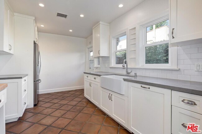 Building Photo - 503 N Vista St