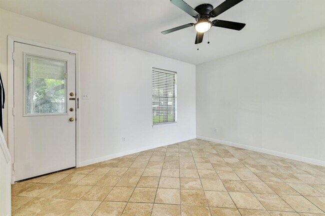 Building Photo - 204 Northwest Dr