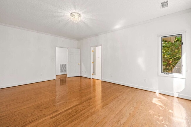 Building Photo - "Experience Southern Charm: Spacious 3-Bed, 3-Bath Home in The Landings"