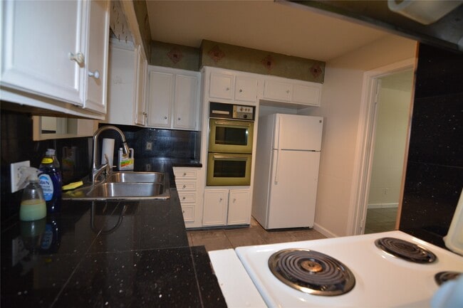 Building Photo - 11522 High Star Dr