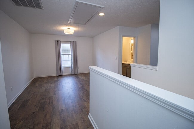 Building Photo - Beautiful 3BR/2.5BA Home with Fenced Yard, Granite Kitchen & Neighborhood Pool