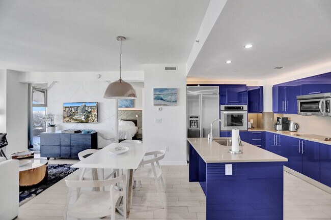 Building Photo - 3101 Bayshore Dr