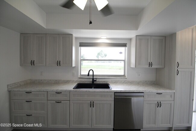 Building Photo - 3002 Edgewood Dr NE