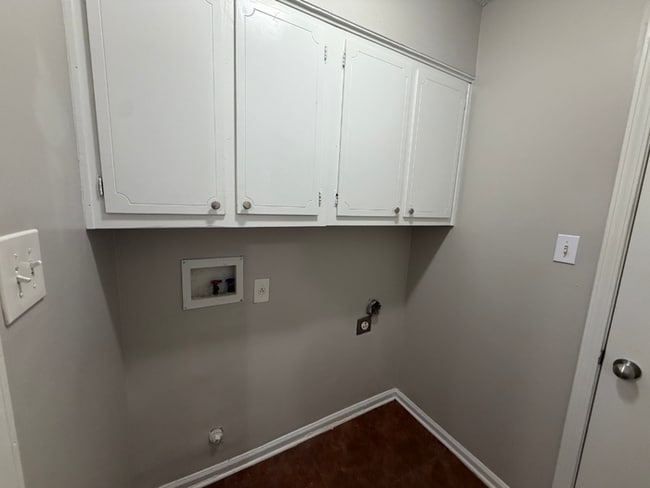 Building Photo - Charming 3BR/1.5BA Bartlett Area Home | Brick Fireplace, Tile Kitchen & Fenced Yard