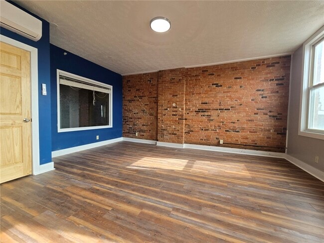 Building Photo - 27 E Main St