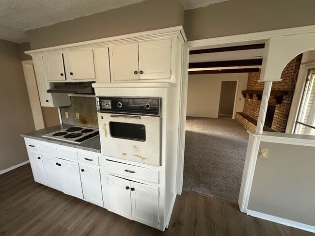 Building Photo - 4 Bed 2 Bath Available!