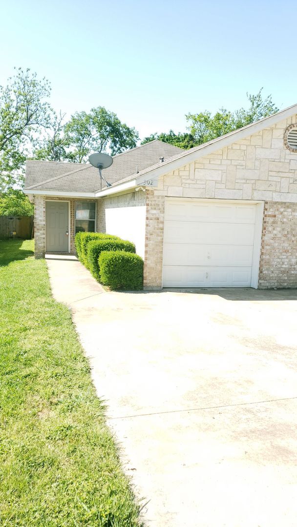 Building Photo - Great size Duplex for rent in Arlington!