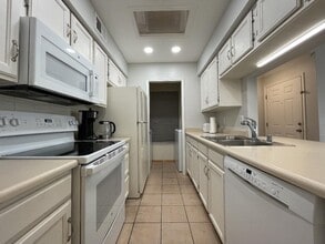 Building Photo - Furnished Oppenheimer Condo; Shorter Lease Options; Unit 212