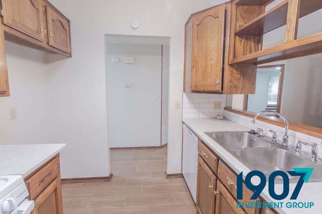 Building Photo - 2102 Briarcliff Dr