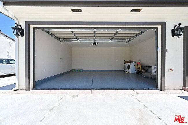 Building Photo - 2030 S Chapel Ave